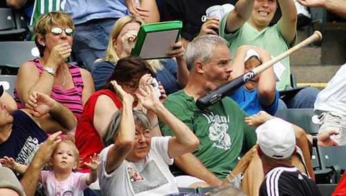 people-hit-in-the-face-funny-perfectly-timed-1
