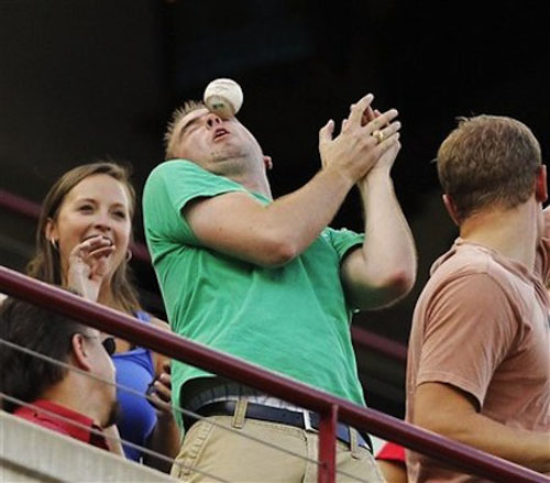 people-hit-in-the-face-funny-perfectly-timed-4