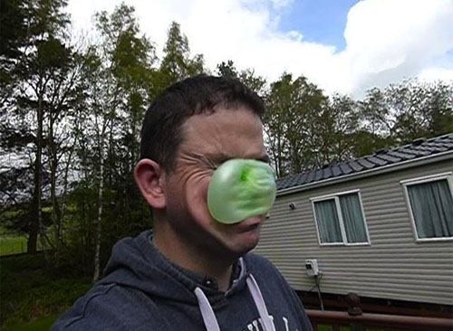 people-hit-in-the-face-funny-perfectly-timed-6