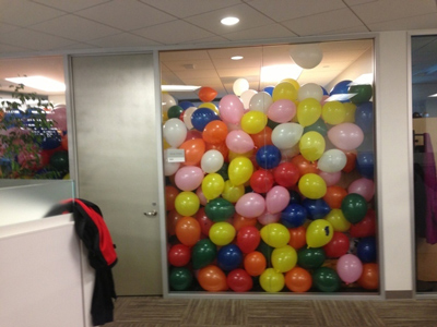 funny-office-pranks-balloons