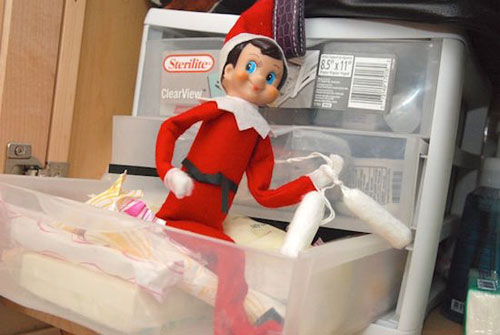 elf on the shelf pose